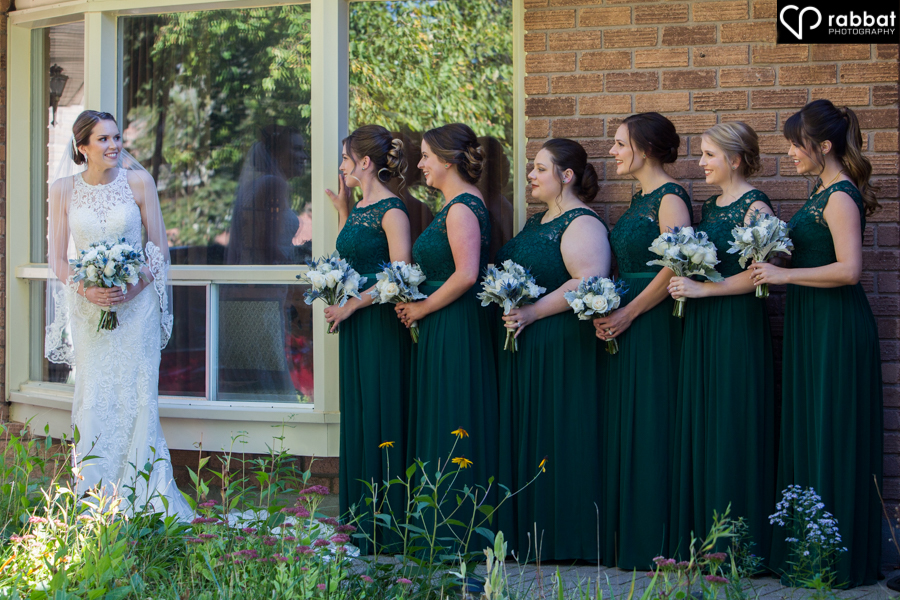 Bride and bridesmaids before wedding0S5A9459